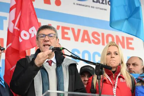 "Scendiamo in piazza". "Leggi prima il testo". Landini e Fitto litigano sull'autonomia