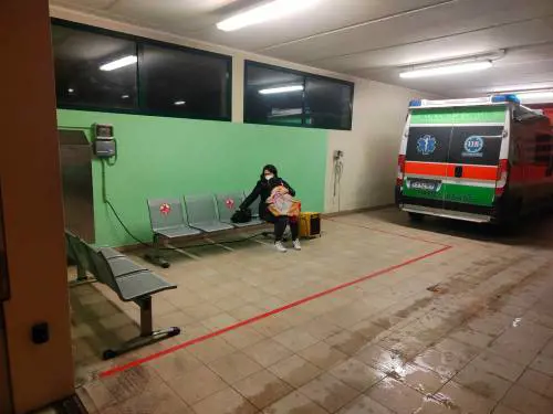 Non c'è posto in ospedale: ecco dove hanno dovuto aspettare mamma e bimbo