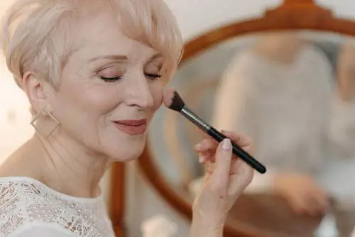 Contouring: come valorizzare il volto con il trucco a 60 anni