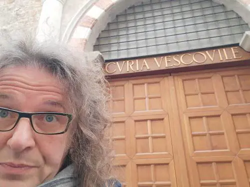 Sospeso "a divinis" il "don dei migranti": gestisce 9 centri, ristoranti e bar