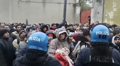 "Qui da tutta Italia...". Oltre mille immigrati alla "frontiera" di Milano