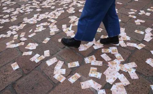 Pioggia di banconote in piazza Affari: cosa è successo?