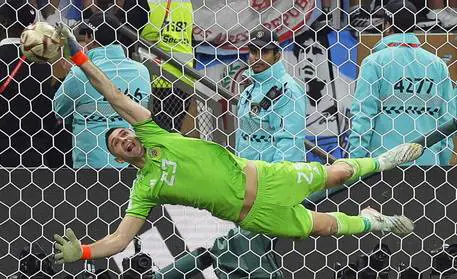 Dibu Martinez para uno dei rigori in finale