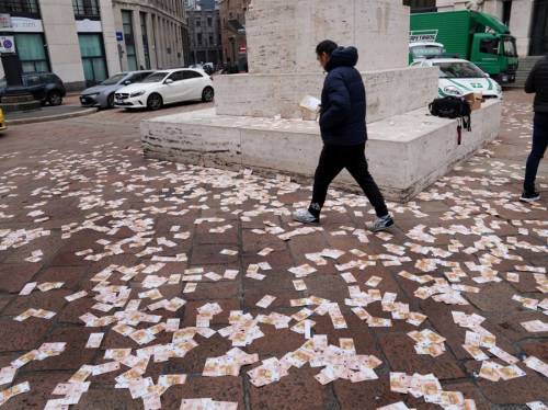 Pioggia di banconote (false) su piazza Affari a Milano