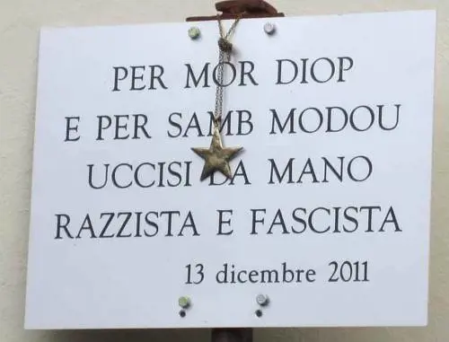 La targa che ha scatenato la discussione