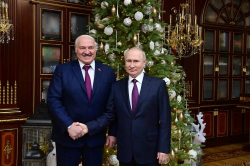 Putin da Lukashenko per aprire il fronte Nord. Minsk schiera gli S400