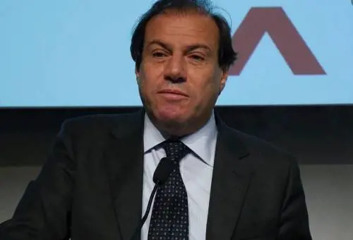 "Dimezziamo le tasse se tornano in Italia". Il piano del governo per le imprese