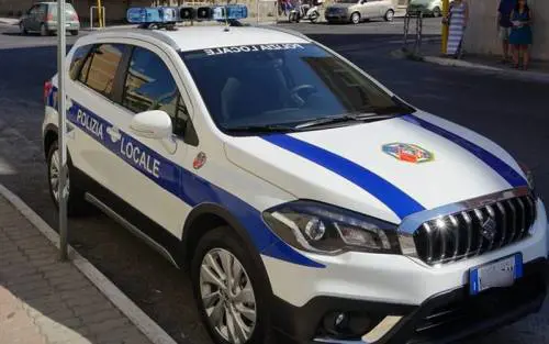 Si fermano al bar per un caffè, rubate le divise ai vigili urbani