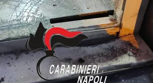 Dopo una lite un 14enne piazza bomba davanti a un bar: a casa un coltello da combattimento