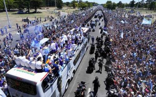 Il delirio dell'Argentina. Messi dribbla la politica e non nasconde la crisi