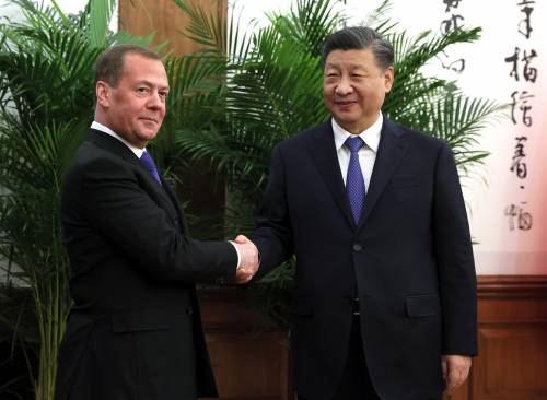 La risposta di Mosca. Medvedev vede Xi e Putin minaccia: "Avanti senza limiti"