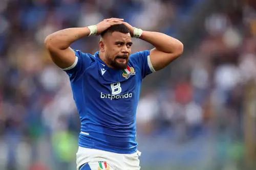 Banana in regalo al campione di rugby. "Fa male vedere i miei compagni ridere"