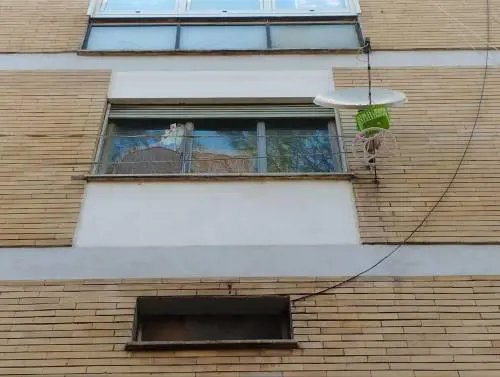 Rom disabile giù dal balcone. Agente arrestato per tortura