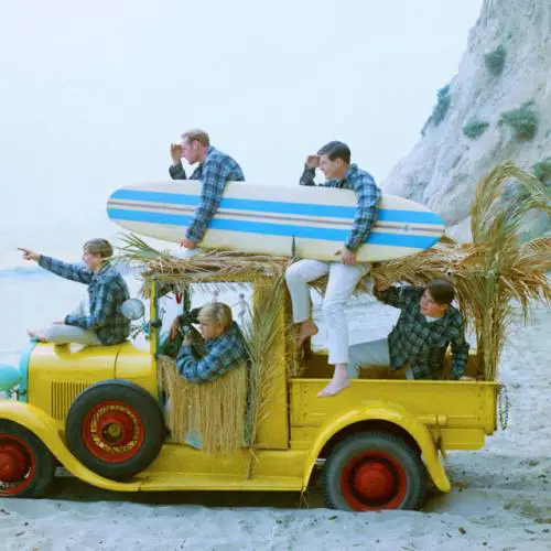 Torna tutto il meglio degli eterni Beach Boys che hanno "surfato" ogni onda del rock