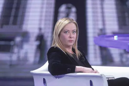 Meloni invita Zelensky a Roma. E annuncia: "Sarò presto a Kiev"