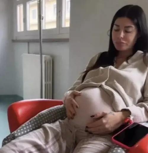 Paura per Bianca Atzei, ricoverata per polmonite: "Ho rischiato di partorire prima"