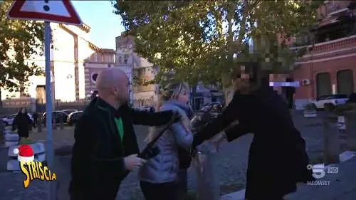 Vende pillole dimagranti: influencer smascherata da Striscia aggredisce Abete