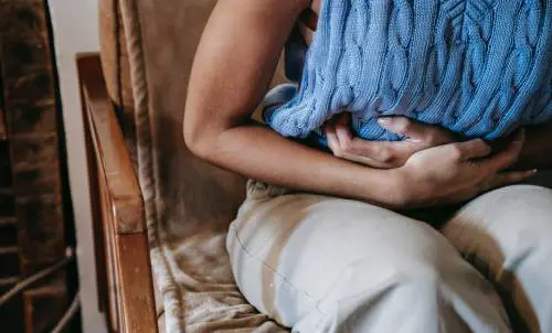 Pranzo di Santo Stefano: i rimedi e gli alimenti contro il gonfiore addominale