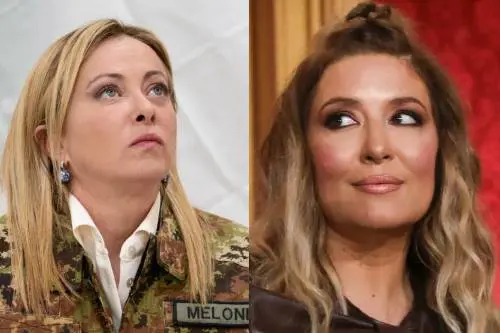 "Non vedeva l'ora". Lucarelli al vetriolo contro la Meloni in mimetica