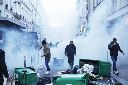 Scontri con la polizia e diversi agenti feriti: guerriglia urbana nel cuore di Parigi