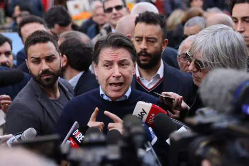 "Ipocrita". Dalla sinistra bordate a Conte dopo la deposizione a Palermo
