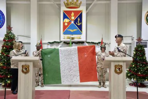 "Dovrei essere più militare...". Giorgia Meloni si commuove di fronte ai soldati