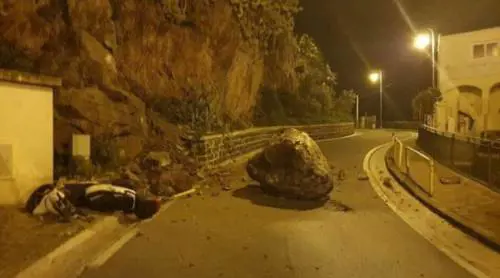 Ancora paura a Ischia: si stacca un masso da un costone