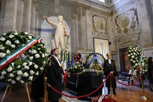 Frattini, l'omaggio della politica alla camera ardente
