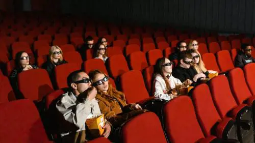 “Tra schermo e realtà” celebra la bellezza della settima arte (e non solo) 
