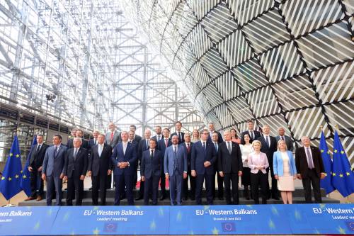 Partecipanti al vertice dei leader Ue - Balcani occidentali posano per una family photo, a Bruxelles, 23 giugno 2022 (ANSA)