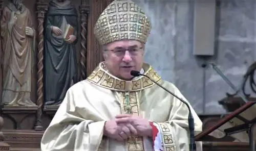 Al vescovo non suona la sveglia e la messa di Natale salta