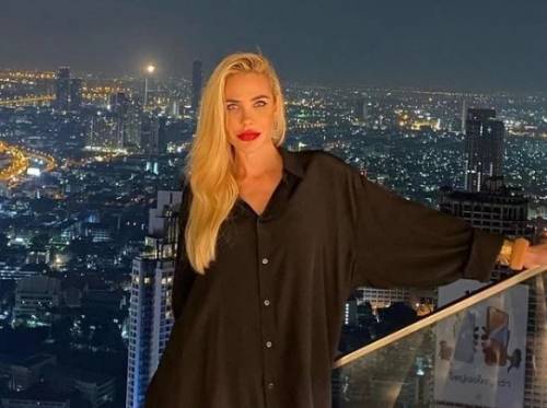 Fuga a Bangkok per Ilary Blasi con il suo Bastian 