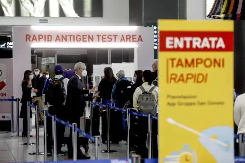 Covid, l'Ue (ancora) divisa sulla stretta a Pechino. Ema: "Fondamentale un coordinamento comune"