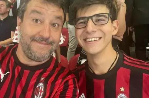 "Giustizia è fatta". Ondata d'odio sul figlio di Salvini rapinato