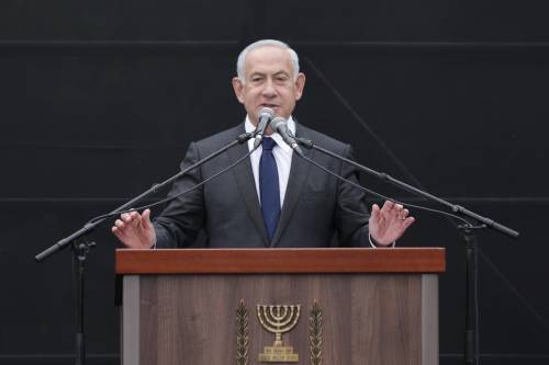 Riforma della giustizia, Netanyahu nel mirino. Resiste all'attacco della sinistra ma molla Deri