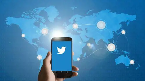 Stelle, cuori, parolacce: la reazione dei vip alla "scomparsa" della spunta blu di Twitter