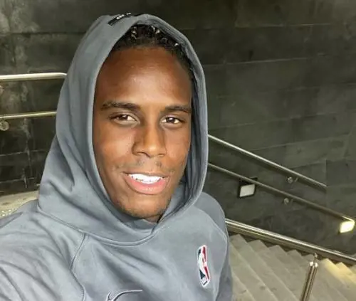 "Pugni e calci...". Il fratello di Balotelli in una rissa: lo ha fermato il buttafuori