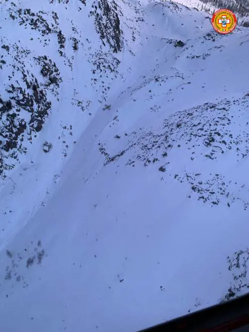 L'avaria e l'atterraggio a 2.100 metri sulle Dolomiti: così la pilota ha salvato tutti i passeggeri