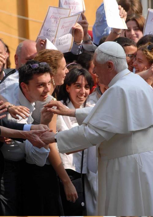 Fedeli in piazza San Pietro: l'affetto travolgente per Benedetto XVI