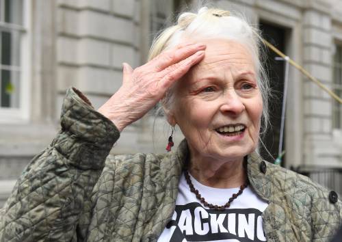 È morta Vivienne Westwood: la celebre stilista aveva 81 anni