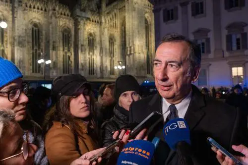 Sala ingrana la retro sui 30 all'ora a Milano