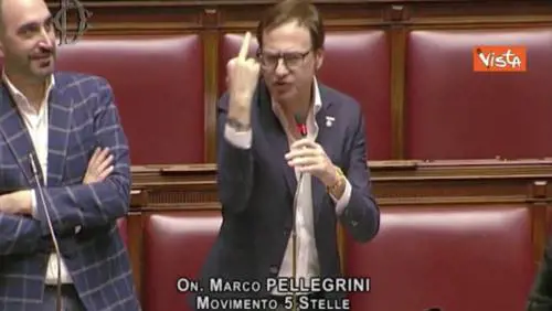 "Il dito medio in Aula? Vi spiego tutto". Ora il grillino si difende