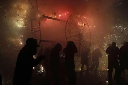 Battesimi, scarcerazioni, droga: perché a Milano ci sono fuochi d'artificio ogni notte
