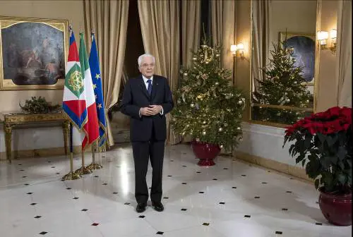 Il discorso in piedi, le bandiere e l'albero: così Mattarella ha parlato agli italiani