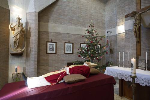 Mitra, paramenti rossi e albero di Natale: la salma di Ratzinger in Vaticano