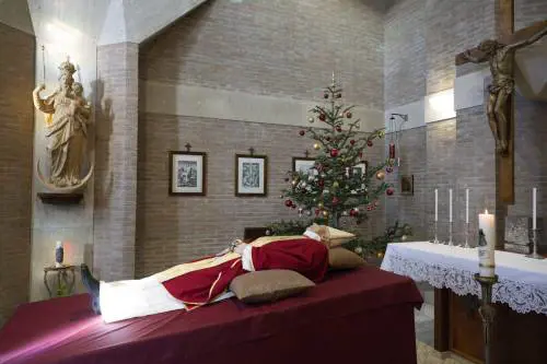 Mitra, paramenti rossi e albero di Natale: la salma di Ratzinger in Vaticano
