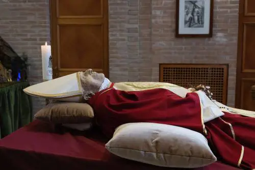 Vaticano, la salma di Ratzinger nella cappella del monastero Mater Ecclesiae