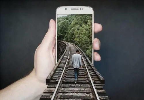 Phubbing: ecco perché distrugge le relazioni e cosa nasconde