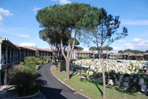 "Hanno perso le ceneri di mio padre": è bufera sul cimitero romano
