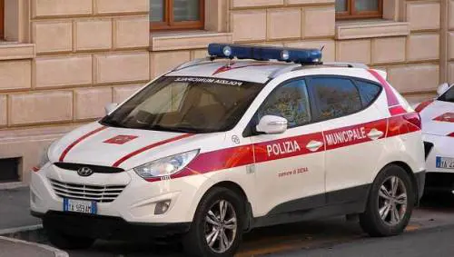 Una volante della municipale di Siena